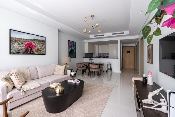 Luxury living room at Paramount Hotel Midtown Dubai apartment by Loumerah Vacation Homes